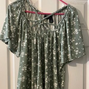 Daytrip cute shirt wore once this summer fits more like a large than XL